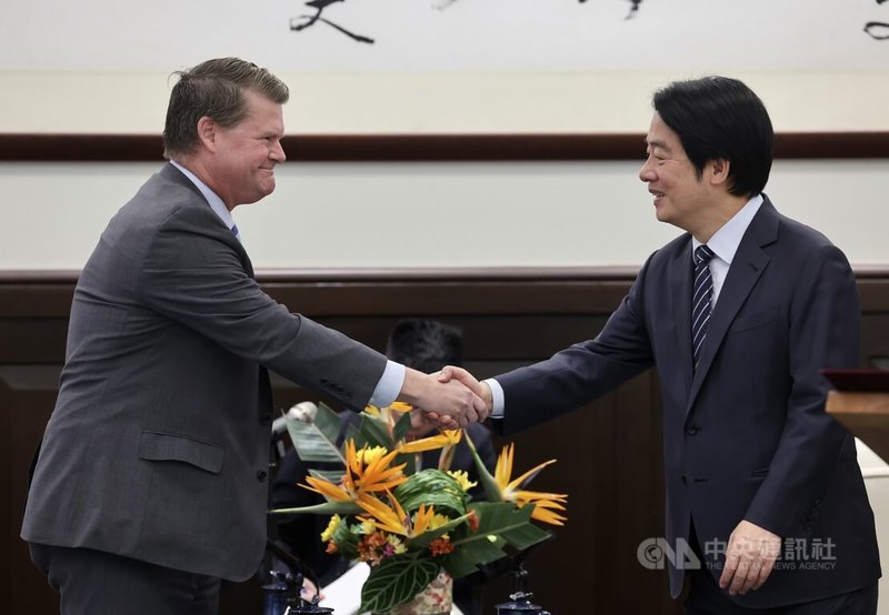 總統賴清德（右）30日在總統府接見華府智庫印太安全研究所主席薛瑞福（Randall G. Schriver）（左）率領的訪問團，賴總統與薛瑞福握手致意，歡迎他們來訪台灣。中央社記者張皓安攝　115年7月30日