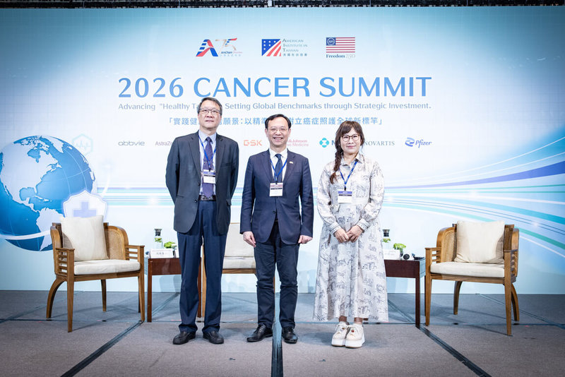 台灣美國商會攜手美國在台協會舉辦癌症創新論壇，衛福部長石崇良（中）出席，分享政府透過成立「健康台灣委員會」推動國家健康轉型的策略，及目前的重要政策里程碑。 （台灣美國商會提供）中央社記者陳婕翎傳真　115年7月30日
