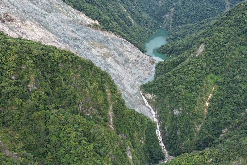 花蓮萬里溪堰塞湖30日最新觀測，湖區呈穩定溢流狀態，整體結構仍完整，尚無立即性破壞跡象。（林業保育署提供）中央社記者盧太城花蓮傳真　115年7月30日
