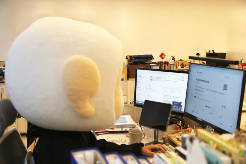 故宮博物院南部院區在網路社群Threads，因小編一句回覆「幹嘛」，引發「召喚小編」熱潮，院方只透露「小編」是學有專精的助理研究員。圖為工作中的小編。（故宮南院提供）中央社記者蔡智明傳真　115年7月30日