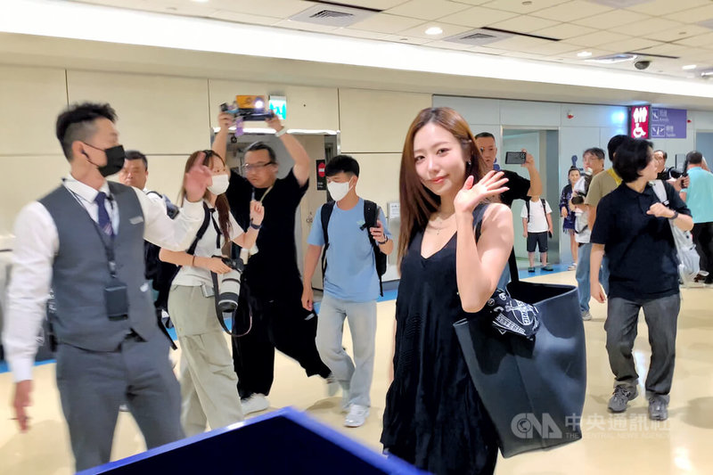 韓國人氣女團Apink應邀來台參加中職味全龍隊主辦活動，30日下午團員搭機抵台，親切揮手向熱情接機粉絲致意。中央社記者吳睿騏攝　115年7月30日