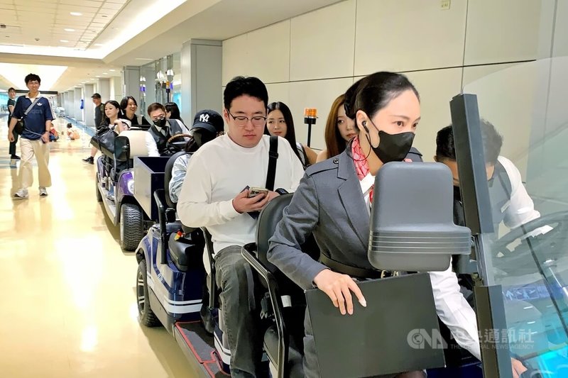 韓國女團Apink成員30日下午搭機抵台,將參與中職味全龍年度主題日「新光亞洲音樂祭」活動,於31日登上台北大巨蛋。中央社記者吳睿騏攝 115年7月30日