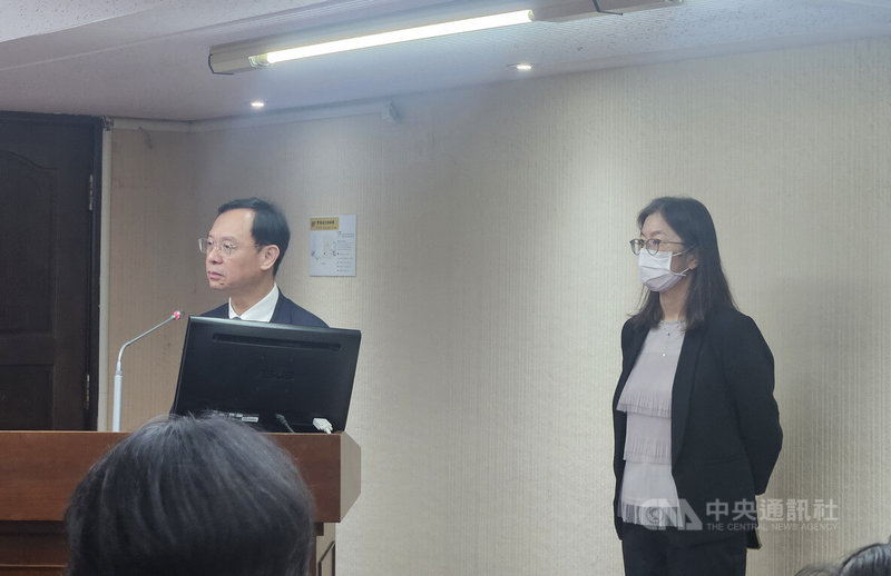 立法院社會福利及衛生環境委員會30日審查「安樂死法草案」及「尊嚴善終法草案」，並邀衛福部長石崇良（左）及教育部官員就兒虐議題進行專題報告，並備質詢。中央社記者曾以寧攝 115年7月30日