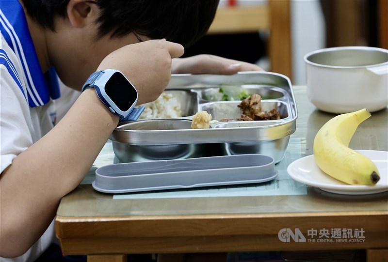 台北市長蔣萬安4月間曾宣布，全市國中小營養午餐自115學年度起免費。圖為學童吃營養午餐。（中央社檔案照片）