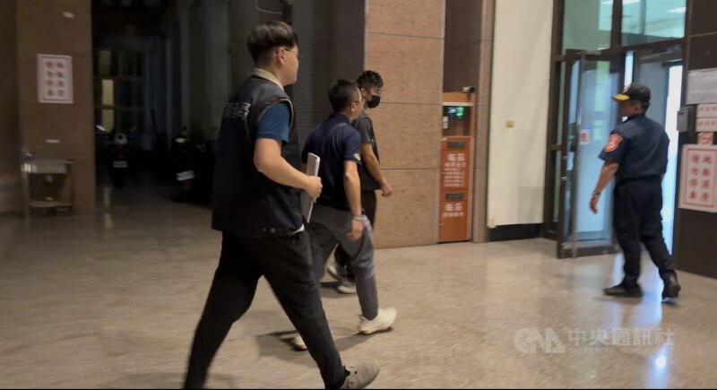 無黨籍台東縣議員林參天在縣議會指控台東縣政府圖利渡假村開發案，開闢15米寬農路。台東縣調查站29日發動搜索，將台東縣政府農業處長許家豪（左2）和副處長等人帶回偵訊，30日凌晨相關人員陸續移送台東地檢署複訊。地檢署表示，全案以貪污案偵辦，有5人列被告。中央社記者盧太城台東攝 115年7月30日