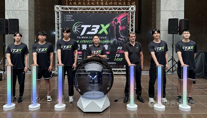 由中華民國3x3籃球協會催生的「Taiwan 3x3 League 台灣3x3聯賽（T3X）」，30日舉行成立記者會，協會理事長吳同喬（中）主持啟動儀式並感謝各方支持。中央社記者黎建忠攝 115年7月30日