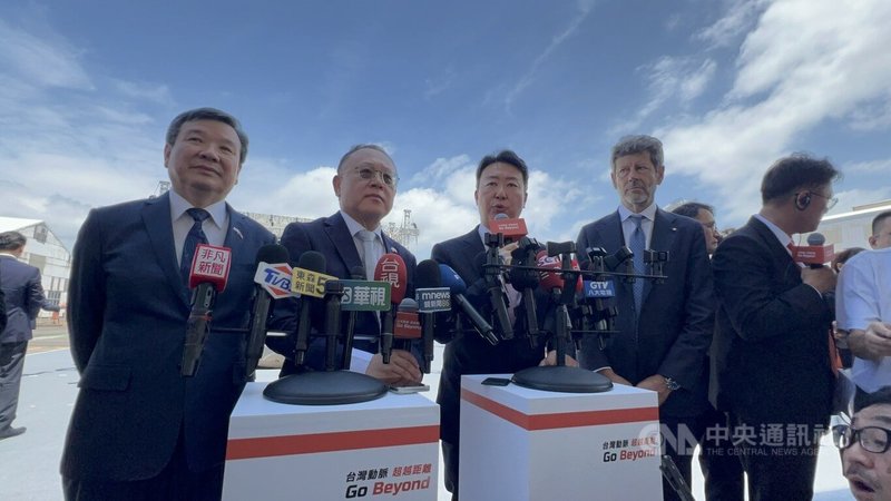 台灣高鐵採購12組新世代列車N700ST，高鐵董事長史哲（左2）30日說，未來2、3年首次兩種車型營運且班表大改點，待穩定後將會評估現有34組列車重置。中央社記者黃巧雯攝　115年7月30日