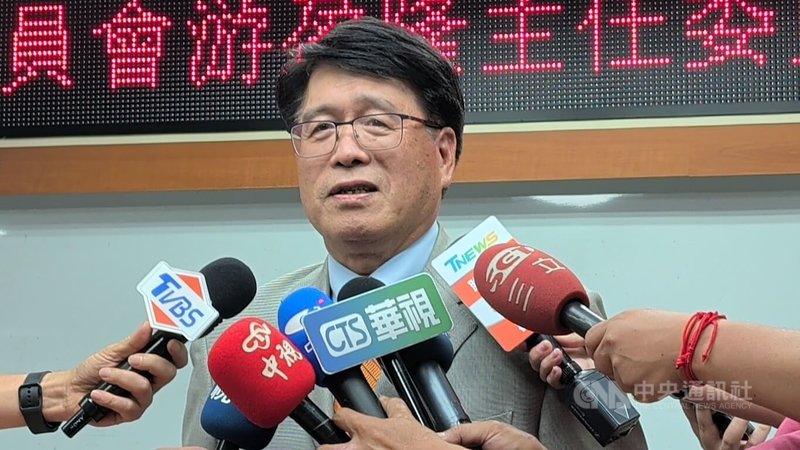 台中市長盧秀燕表示,如果倒閣成功也解散國會,勢必要舉行國會大選,她希望屆時合併地方選舉。中央選舉委員會主任委員游盈隆(圖)30日受訪表示,這是非常想像力豐富的狀況。中央社記者蘇木春攝 115年7月30日