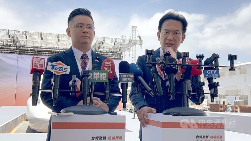 立法院交通委員會前往日本考察,包括召委林俊憲(右)、黃健豪(左)等多名立委,30日到山口縣日立笠戶工廠參加台灣高鐵新世代列車N700ST出廠典禮。中央社記者黃巧雯攝 115年7月30日