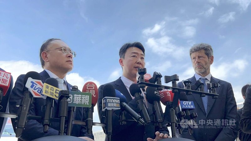 針對外界質疑高鐵延伸宜蘭計畫是逼近新台幣6000億元的錢坑，交通部長陳世凱（中）30日表示，是錯誤數字，目前提出計畫經費約3500億元，「看起來很大，但實際上它每公里的造價是50幾億元」，且低於捷運萬大線第一期。中央社記者黃巧雯攝　115年7月30日