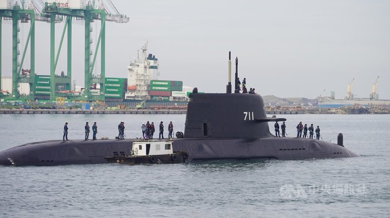 潛艦國造原型艦海鯤號30日再度駛出高雄港,出海測試。中央社記者董俊志攝 115年7月30日