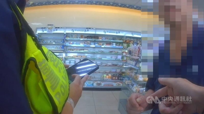 台中65歲男子（右）在網路收到按摩廣告，聯繫後對方稱需先買點數卡驗證身分，他日前到超商欲以新台幣3000元購買，店員發現有異報案，經員警勸說後，他才得知自己險遭詐騙。（翻攝照片）中央社記者蘇木春傳真　115年7月30日
