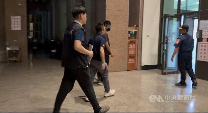 無黨籍台東縣議員林參天在縣議會指控台東縣政府圖利渡假村開發案，開闢15米寬農路。台東縣調查站29日發動搜索，將台東縣政府農業處長許家豪（左2）和副處長等人帶回偵訊，30日凌晨相關人員陸續移送台東地檢署複訊。地檢署表示，全案以貪污案偵辦，有5人列被告。中央社記者盧太城台東攝 115年7月30日