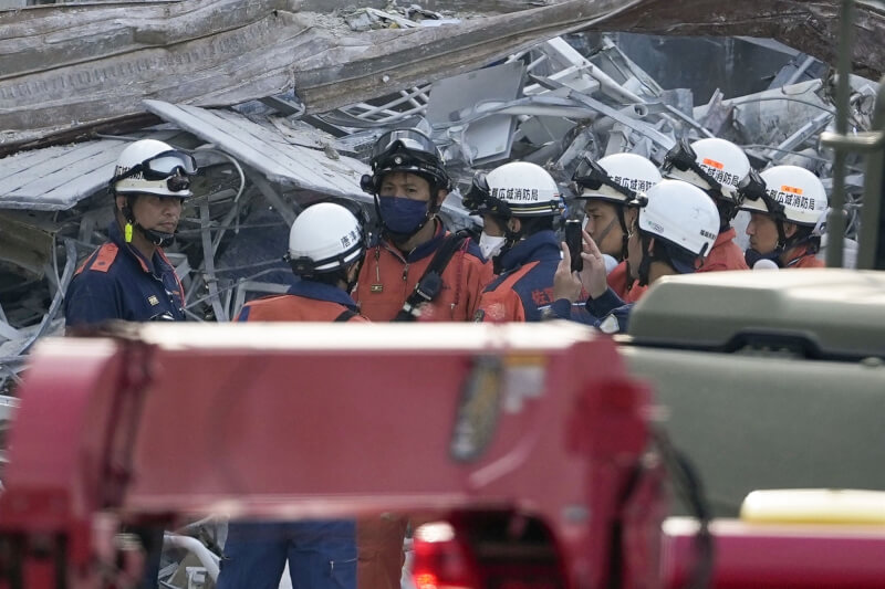 日本熊本縣發生規模7.1強震，消防員持續在熊本AEON商場進行搜救。（共同社）