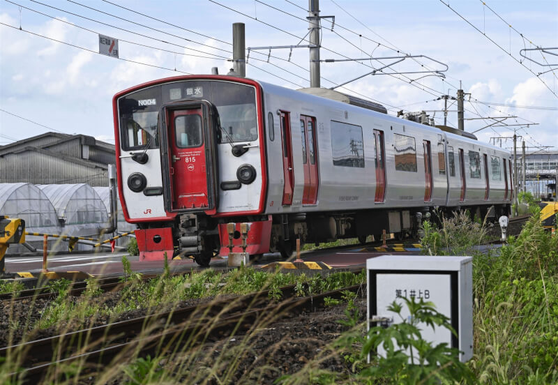 熊本縣八代市JR九州列車29日仍停在鐵軌上。（共同社）