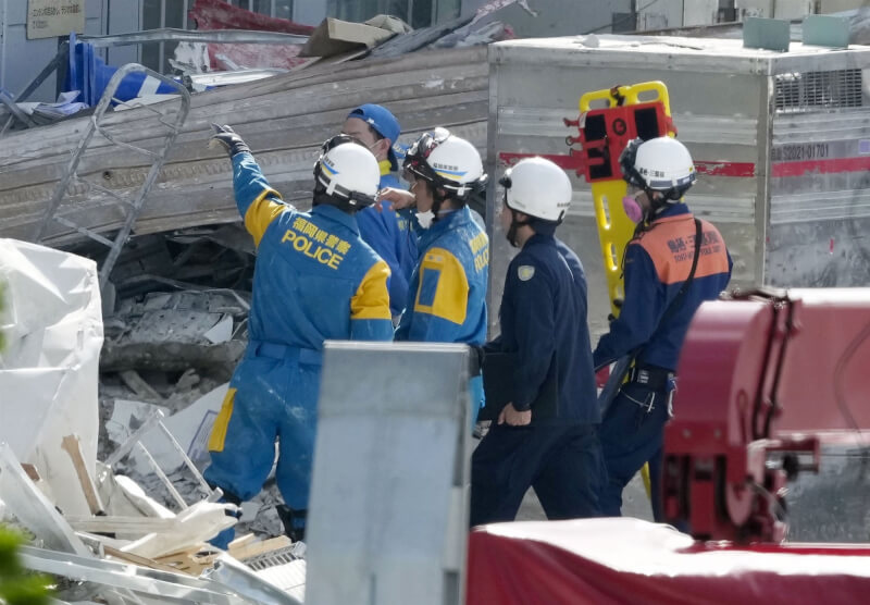 日本熊本縣28日下午發生規模7.1強震，嘉島町的AEON商場發生爆炸，造成多人死傷。搜救人員30日持續在商場救援。（共同社）