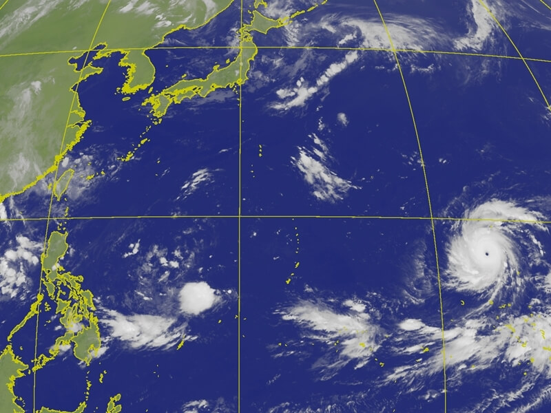 颱風白海豚持續增強，朝日本東南方海面接近。（圖取自氣象署網頁cwa.gov.tw）