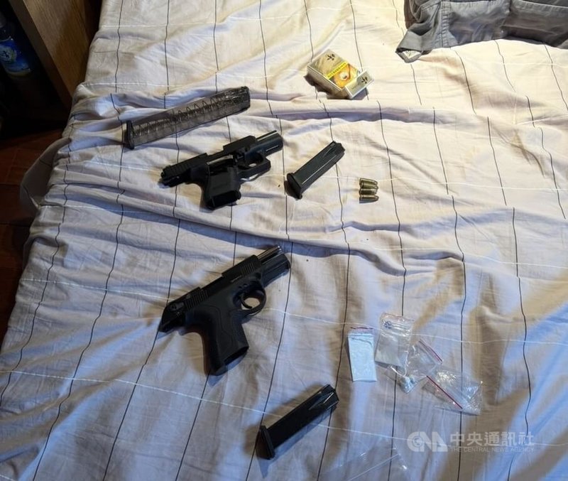 因案遭通緝的劉姓男子遭控在台中海線地區從事販毒，案經專案小組跟監蒐證，在一處海釣場將涉案劉男逮捕，並帶回住處查扣槍枝與毒品，依法送辦。（翻攝照片）中央社記者蘇木春傳真　115年7月30日