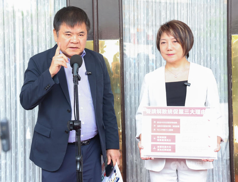 台北市長蔣萬安就中聯油品案提出倒閣議題。民進黨立法院黨團幹事長莊瑞雄（左）、書記長范雲（右）31日在立法院受訪表示，提出倒閣案第一階段只要經1/3以上連署提案，38位立委就可以通過，國民黨不要以為一定要藍白合，民進黨可是有51張選票。中央社記者張新偉攝　115年7月31日