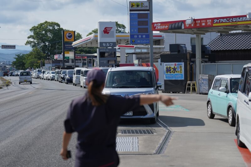 日本熊本宇城市30日一處加油站外車輛排隊等待加油。（美聯社）