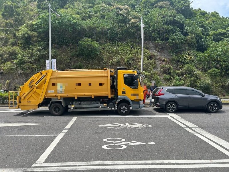 宜蘭縣南澳鄉公所清潔隊員漢姓男子30日上午駕駛垃圾車追撞前方休旅車，警方到場實施酒測，漢男酒測值達每公升0.36毫克，詢後依涉犯公共危險罪送辦。（讀者提供）中央社記者王朝鈺傳真　115年7月31日