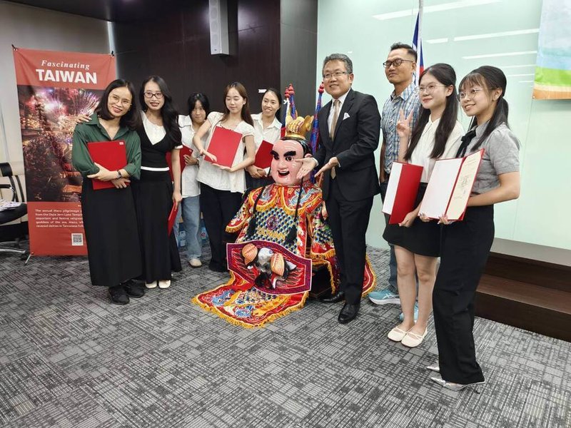 駐越南台北經濟文化辦事處台灣教育部獎學金頒獎典禮31日舉行,受獎者開心與代表劉世忠(右4)合影。越南學子表示,台灣現代化、自由與文化令人印象深刻,盼未來能扮演台越交流的推手。(駐越南經濟文化辦事處提供)中央社記者曾婷瑄河內傳真 115年7月31日