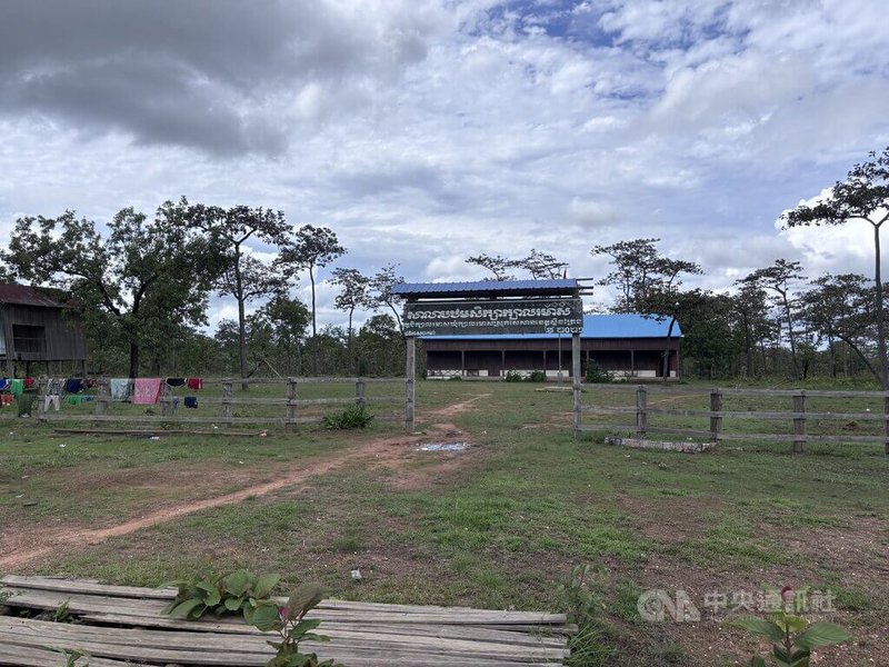 Kbal Romeas部落表示，或許政府想逼走他們，因此並未在此投資任何基礎建設，從水、電的管線，大多都是由族人自行完成。圖為社區自己興建的國小。中央社記者曾婷瑄上丁攝　115年7月31日