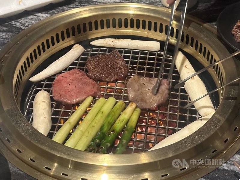 台中鍋烤節正在舉辦，台中市長盧秀燕31日表示，想邀請台北市長蔣萬安到台中吃火鍋，盼免費代言，促進經濟。中央社記者趙麗妍攝　115年7月31日