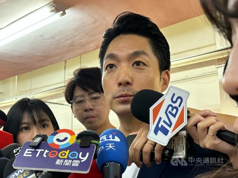 台北市長蔣萬安（前）31日出席「台北市立大學附屬大理高級中等學校」揭牌典禮，接受媒體聯訪，質疑衛生福利部食品藥物管理署處理問題油品案方式。中央社記者陳昱婷攝　115年7月31日