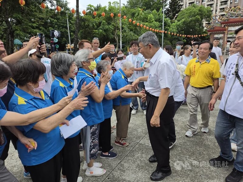 台灣民眾黨創黨主席柯文哲(中右)31日安排一日行程,從上午開始輔選黨籍桃園市議員參選人,過程中與民眾親切互動。中央社記者葉臻攝 115年7月31日