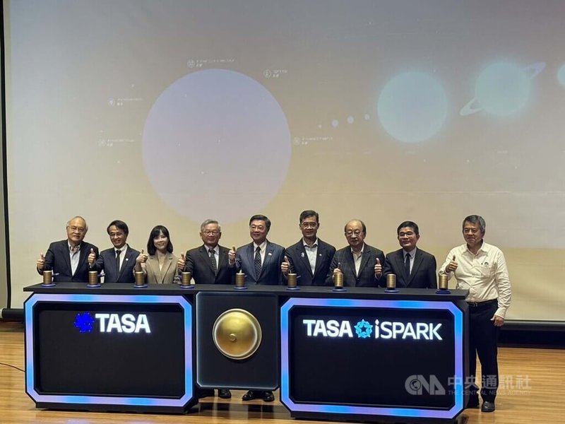 國家太空中心（TASA）設立太空創新加速器「TASA iSPARK星創基地」31日在陽明交通大學啟用，行政院長卓榮泰（右5）出席開幕典禮，盼結合產學合作及政策、預算支持，培育更多太空新創團隊。中央社記者郭宣彣攝　115年7月31日