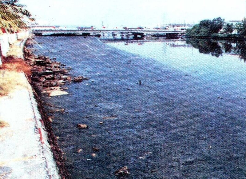 1960年代，因為高雄市工業發展，以及當時污水下水道系統尚未普及，大量生活污水及事業廢水排入愛河，使得愛河受到嚴重污染，惡臭四溢、魚蝦絕跡。（高雄市水利局提供）中央社記者蔡孟妤傳真　115年7月31日