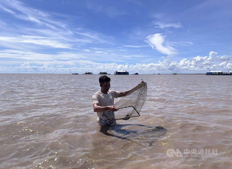 東南亞最大淡水湖洞里薩湖,與湄公河透過水文系統連接,上百萬漁民仰賴其維生。然而上游水庫在雨季大量蓄水,導致下游水量不夠。湖水沒漲空邦克亮,漁民只能繼續撈淡水蜆度日。中央社記者曾婷瑄空邦克亮攝 115年7月31日