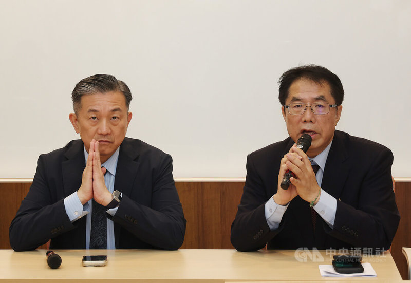 台南市長黃偉哲（右）31日在民進黨立委王定宇（左）陪同下舉行記者會表示，台北市長蔣萬安將涉及AI模擬聲音宣傳片的司法偵辦案形容為「政治追殺」與「國家暴力」，令人遺憾。未經授權利用人工智慧模擬他人聲音，可能涉及人格權及相關法律責任，不應被合理化。中央社記者張新偉攝　115年7月31日