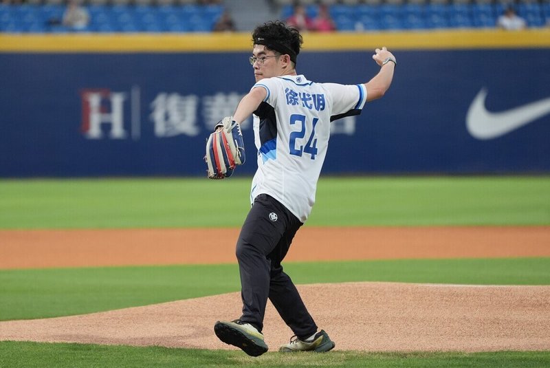 中華職棒富邦悍將31日主場賽事，邀請聽損青年、目前就讀醫學系的徐代明（圖）開球。（富邦悍將提供）中央社記者謝靜雯傳真　115年7月31日