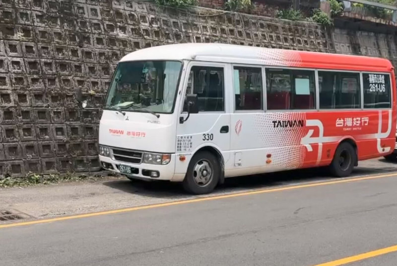 張姓男子31日凌晨疑吸毒後闖入基隆市公車處太白莊分站，欲竊取公車零錢箱未果，竟直接開走站內一輛中型公車（圖），警方獲報調閱監視器發動攔截，幸未造成其它事故。（讀者提供）中央社記者王朝鈺攝 115年7月31日