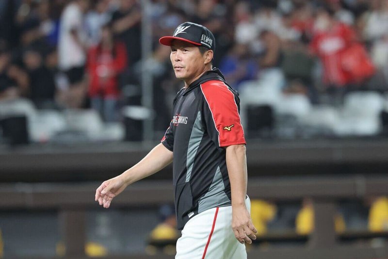 中職味全龍隊31日例行賽以4比2擊敗中信兄弟隊，拿下近期3連勝，也讓龍隊總教練葉君璋（圖）達成執教生涯500勝里程碑。（味全龍隊提供）中央社記者謝靜雯傳真　115年7月31日