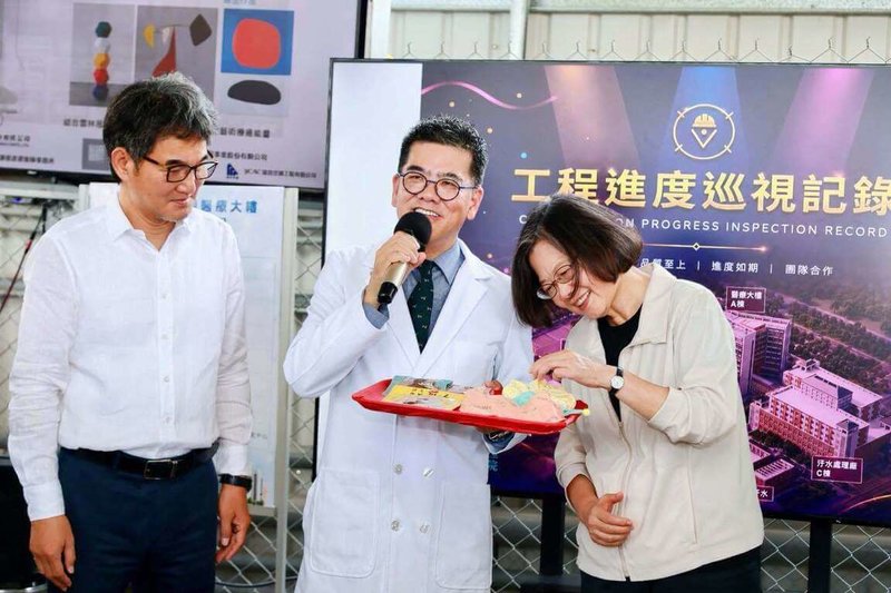 前總統蔡英文（右）與民進黨立委劉建國（左）走訪雲林。（蔡英文辦公室提供）中央社記者葉素萍傳真　115年7月31日