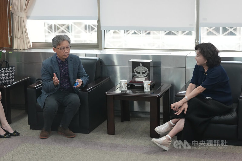 台北市會計師公會連續多年捐贈中央社雜誌刊物「全球中央」，開拓年輕學子國際視野；公會理事長邵志明（左）31日拜會中央通訊社，與中央社社長胡婉玲（右）交流互動。中央社記者徐肇昌攝　115年7月31日