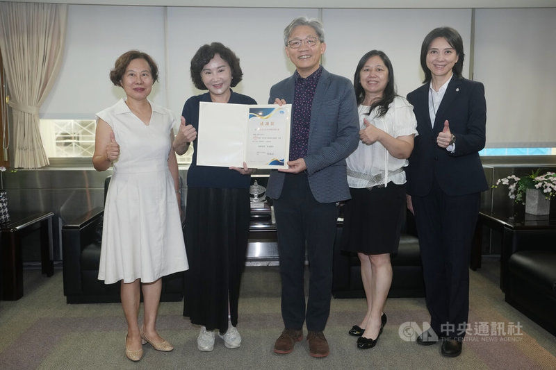 台北市會計師公會連續多年參加「全球中央」雜誌公益永續贈閱，公會理事長邵志明（中）31日率公益公關委員會主委吳淑媛（右2）、委員吳忠君（右）、蘇淑惠（左）拜會中央通訊社，與中央社社長胡婉玲（左2）合影。中央社記者徐肇昌攝　115年7月31日