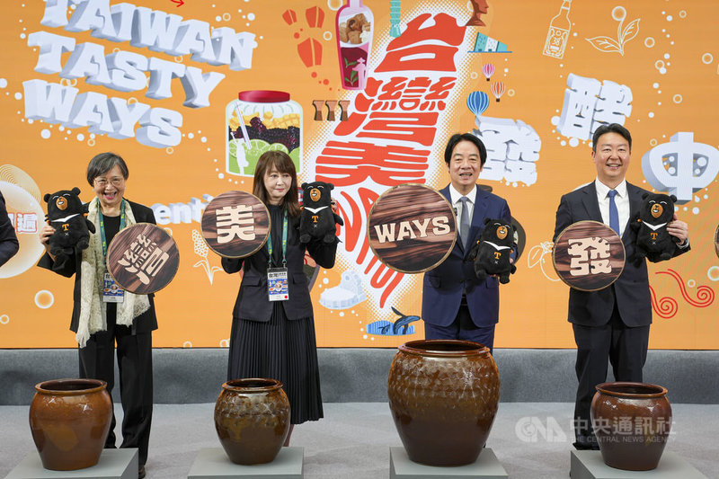總統賴清德（右2）31日出席2026台灣美食展開幕典禮，與交通部長陳世凱（右1）、台灣觀光協會榮譽會長葉菊蘭（左）及會長簡余晏（左2）拿著喔熊娃娃及活動字牌合影。中央社記者鄭清元攝　115年7月31日