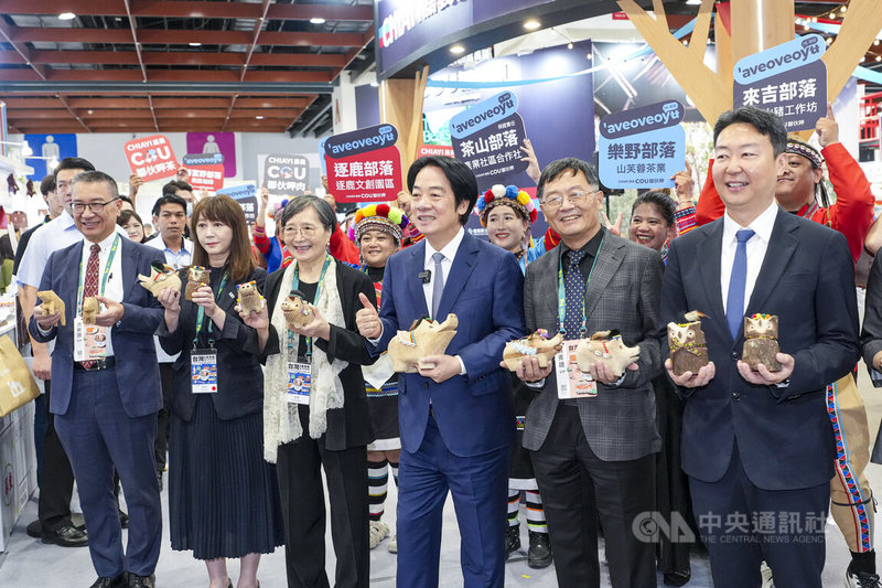 總統賴清德（前右3）31日參觀2026台灣美食展嘉義縣「鄒伙呷」展區，與交通部長陳世凱（前右1）、台灣觀光協會榮譽會長葉菊蘭（前左3）等人手持特色工藝品合影。中央社記者鄭清元攝　115年7月31日