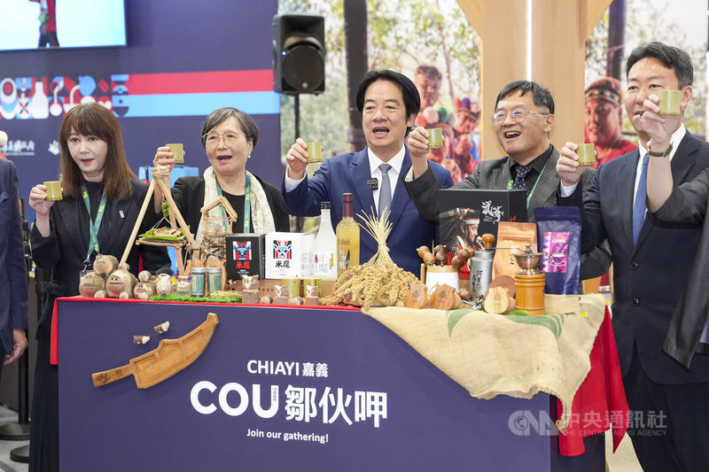 總統賴清德（右3）31日參觀2026台灣美食展嘉義縣展區，與交通部長陳世凱（右1）、台灣觀光協會榮譽會長葉菊蘭（左2）等人舉杯品嚐鄒族風味飲品。中央社記者鄭清元攝　115年7月31日