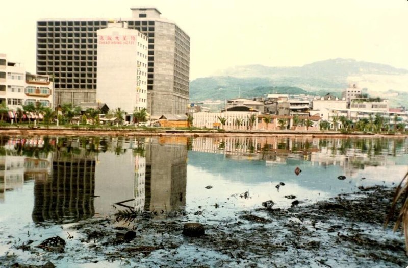 高雄愛河昔日未完成整治前，曾髒亂不堪，傷痕累累。（高雄市水利局提供）中央社記者蔡孟妤傳真　115年7月31日