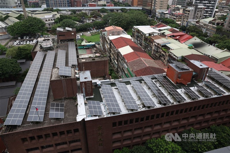 圖為台北市一處建物屋頂光電板。（中央社檔案照片）