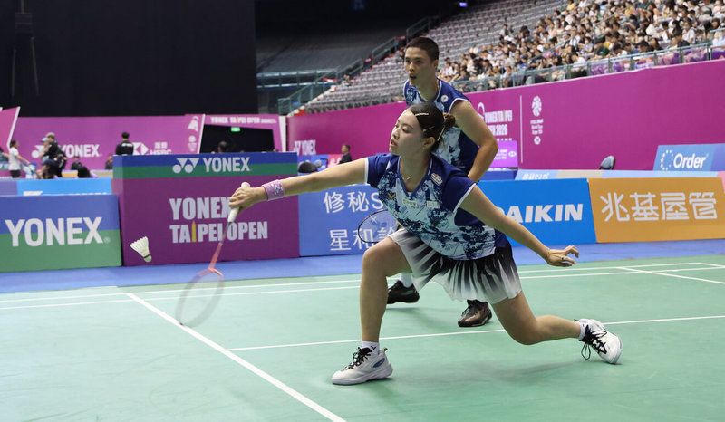 台灣羽球混雙搭檔吳冠勳(後)、李佳馨(前)31日在2026台北羽球公開賽8強戰搶勝,成功挺進4強,下一戰將對決自家人。(中華民國羽球協會提供)中央社記者黎建忠傳真 115年7月31日