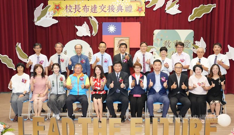 澎湖縣國中小學校長布達交接暨宣誓就職典禮，31日上午在澎湖特殊教育資源中心舉行，由副縣長林皆興（前中）主持。中央社　115年7月31日
