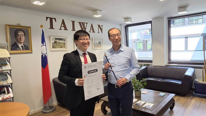 台灣青年指揮家劉人仁獲世界音樂大賽金指揮棒獎,駐德代表處慕尼黑辦事處處長趙彥清(右)代表台灣官方向劉人仁道賀。(慕尼黑辦事處提供)中央社記者林尚縈柏林傳真 115年7月31日