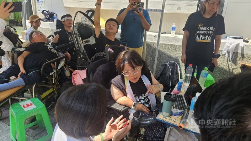 立法院社會福利及衛生環境委員會31日針對「身心障礙者權益保障法」部分條文修正草案進行朝野黨團協商，障礙權利推動聯盟持續在會場外緊盯協商狀況。中央社記者曾以寧攝　115年7月31日