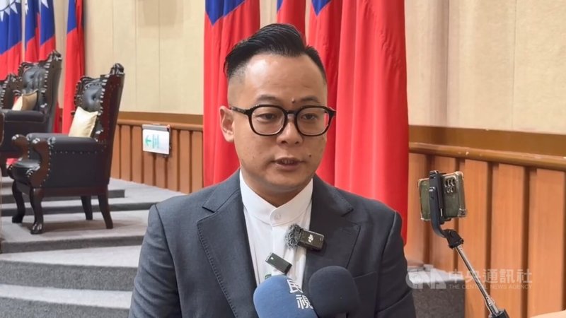 審計部報告指出,基隆市公車處累計虧損已逾新台幣20億元,且公車電動化期程落後。民進黨基隆市長參選人童子瑋(圖)31日表示,市長謝國樑未將公車改革放在施政優先順位,他感到遺憾。中央社記者王朝鈺攝 115年7月31日
